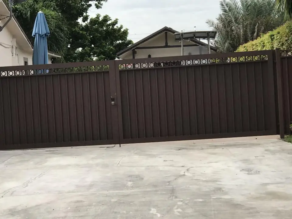 Brown Ring-Accent Drive Gate